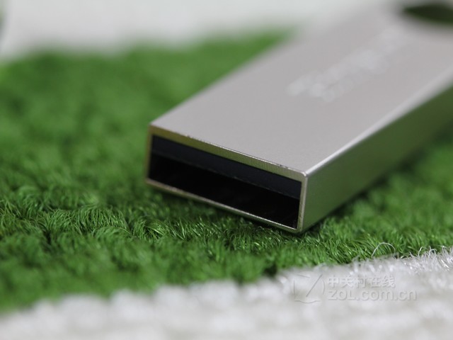 金士顿 DataTraveler SE9(32GB)产品类型普通U盘存储容量32GB系统要求Windows 7,Vista,XP和Mac操作系统外形设计采用时尚的金属外壳设计,并带有一个大环孔,携带方便。外形尺寸39*12.35*4.55mm保修政策全国联保,享受三包服务质保时间5年质保备注维修或更换后的产品保固,将以原产品剩余的保固期间或维修后90天为限客服电话800-810-1972电话备注周一至周五:8:00-17:00(节假日休息)详细内容售后服务由品牌厂商提供,支持全国联保,可享有三包服务。如出现产品质量问题或故障,您可查询最近的维修点,由厂商的售后解决;也可凭厂商维修中心或特约维修点所提供的质量检测证明,享受7日内退货,15日内换货。超过15日又在质保期内,windows7副本不是黑屏,可享受免费保修等三包服务政策。进入官网>>