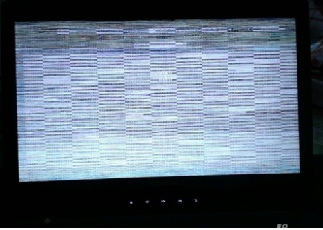 电脑屏幕出现条纹,小编教你电脑屏幕出现条纹怎么办