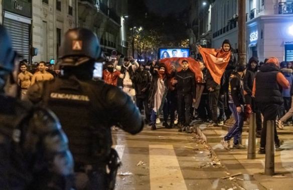 法警方将半决赛视为高危赛事 上万摩洛哥球迷巴黎街头冲警察发射烟花
